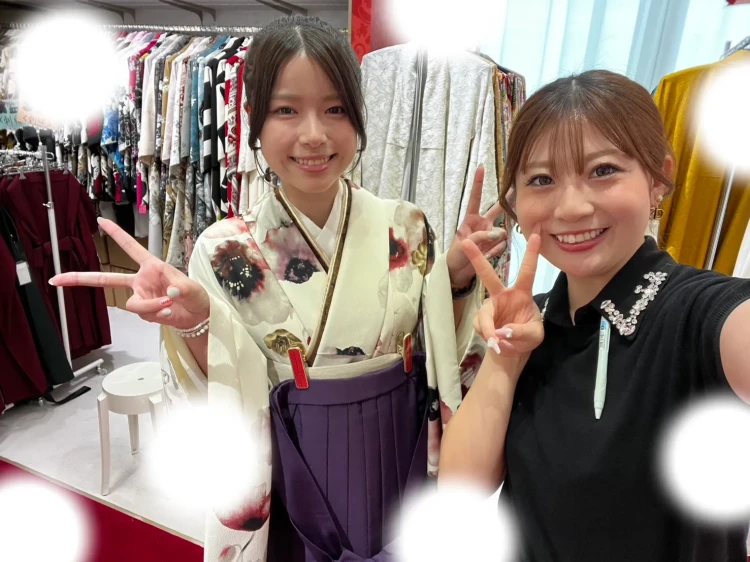 大阪梅田で袴を借りるなら大阪梅田本店　可愛い袴　袴の試着の様子