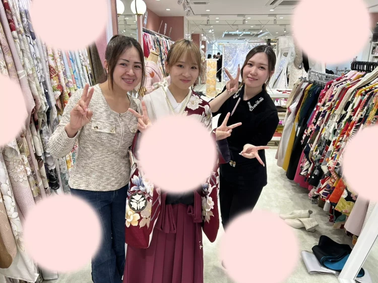 TAKAZEN姫路店の片身代わりの小振袖にエンジ色の袴コーデのお嬢様