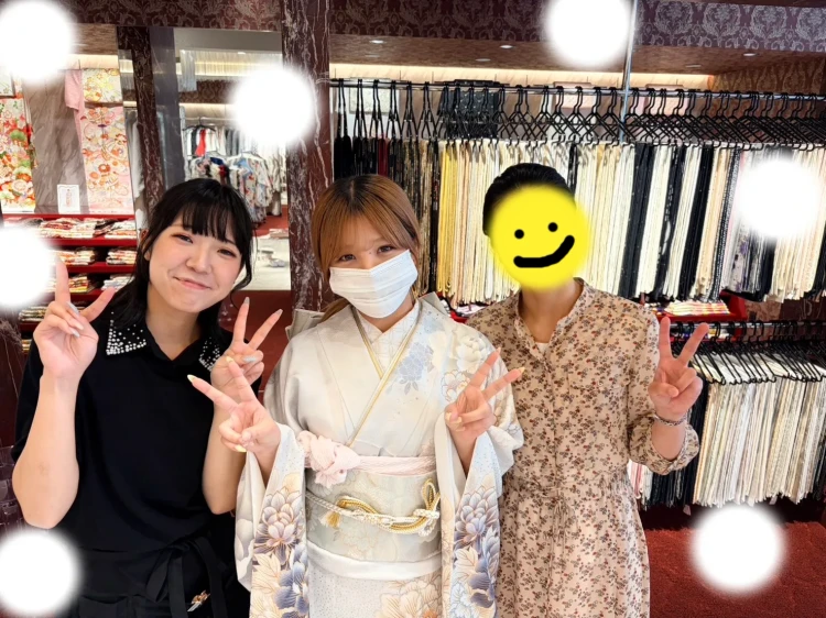 TAKAZEN東京表参道店Flagshipで正統派古典の淡い水色のお振袖をご契約いただいたお嬢様のご紹介。