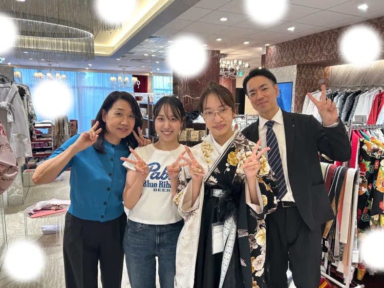 TAKAZEN東京表参道店Flagshipで半身代わりの小振袖と黒色のドレス袴コーデを卒業式レンタルでご契約いただいたお客様の紹介。桜色のかわいいお振袖