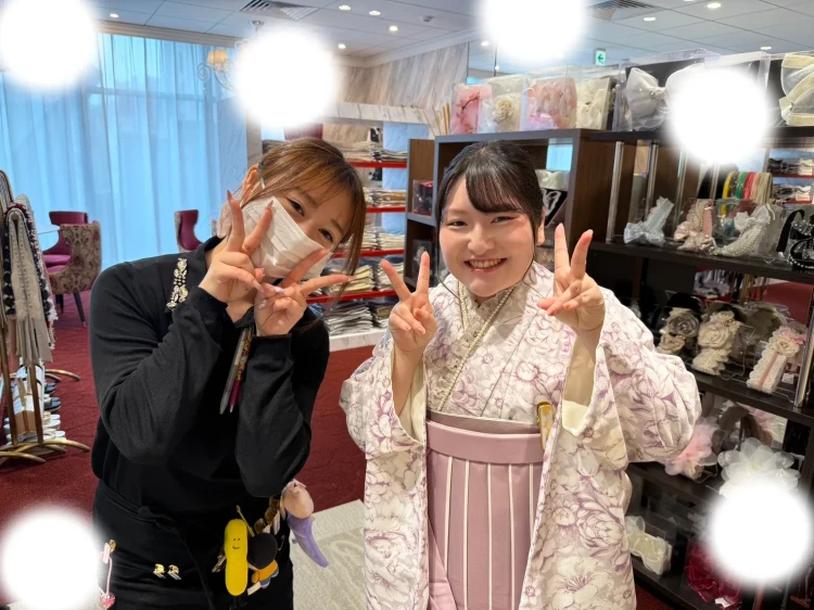 TAKAZEN東京表参道店Flagshipでピンク色のくすみカラーの袴をご契約いただいたお客様の紹介。