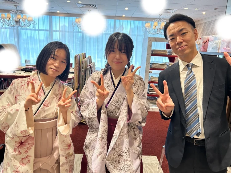 TAKAZEN東京表参道店Flagshipでちいぽぽのピンクの袴コーデとジルスチュアートの紫色の袴コーデをご契約いただいたお客様の紹介。