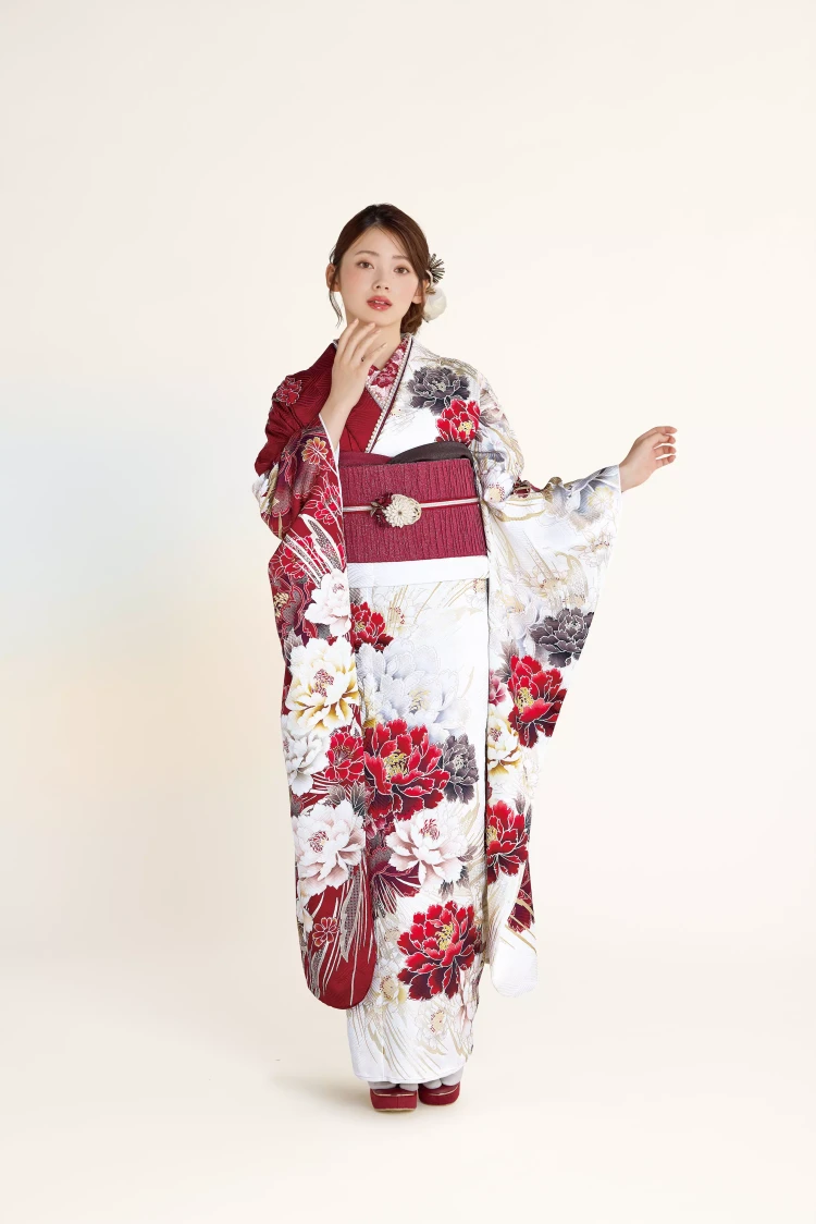 白地に赤い大柄のお花が描かれた綺麗め古典柄振袖。
