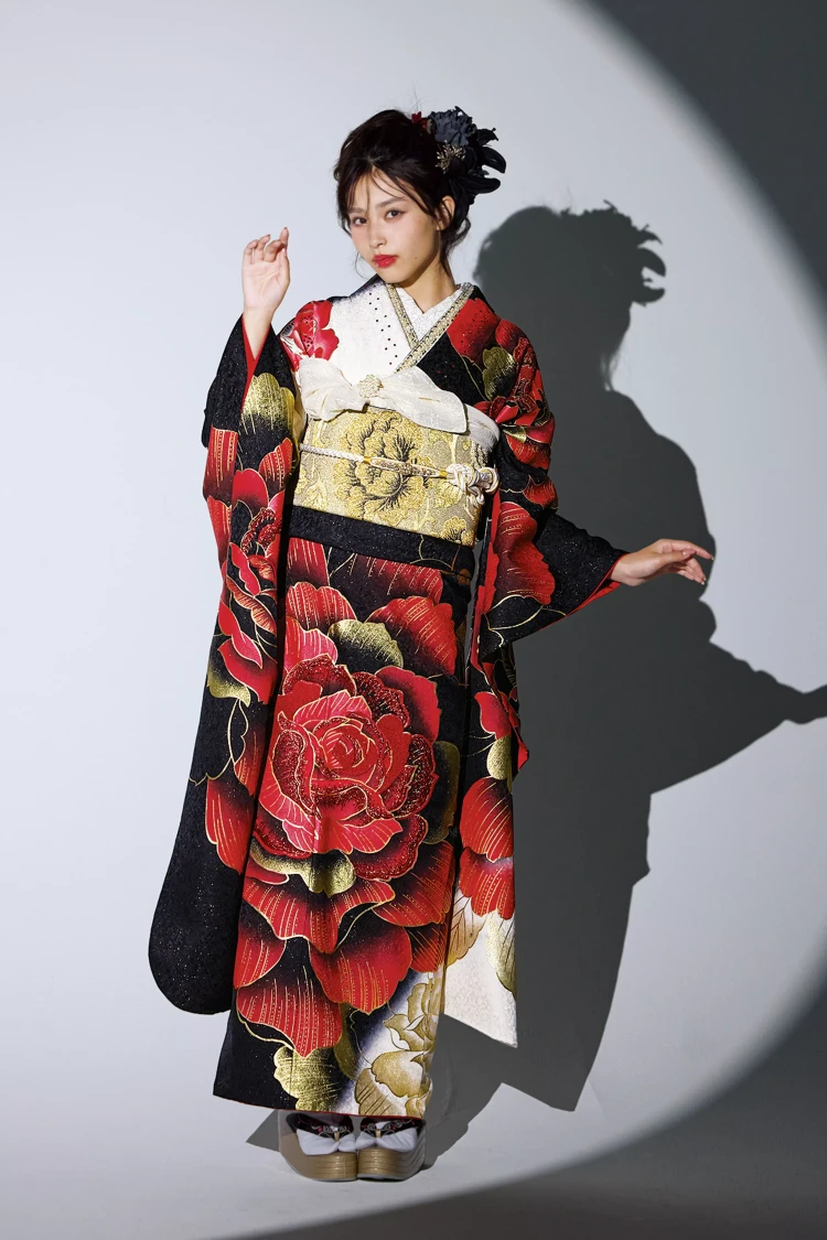 モード系振袖。黒地に大胆な薔薇柄が入ったモード系振袖。