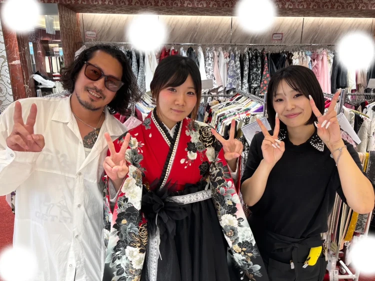 TAKAZEN東京表参道店Flagshipで赤色のモードの小振袖と黒色のドレス袴でのフォトプランをご契約いただいたお客様の紹介。桜色のかわいいお振袖