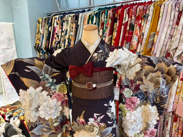 TAKAZEN堺店で展示している振袖