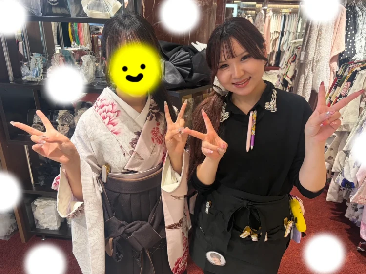 TAKAZEN東京表参道店Flagshipでちいぽぽのピンク色の小振袖と茶色の刺繍袴をご契約いただいたお客様の紹介。