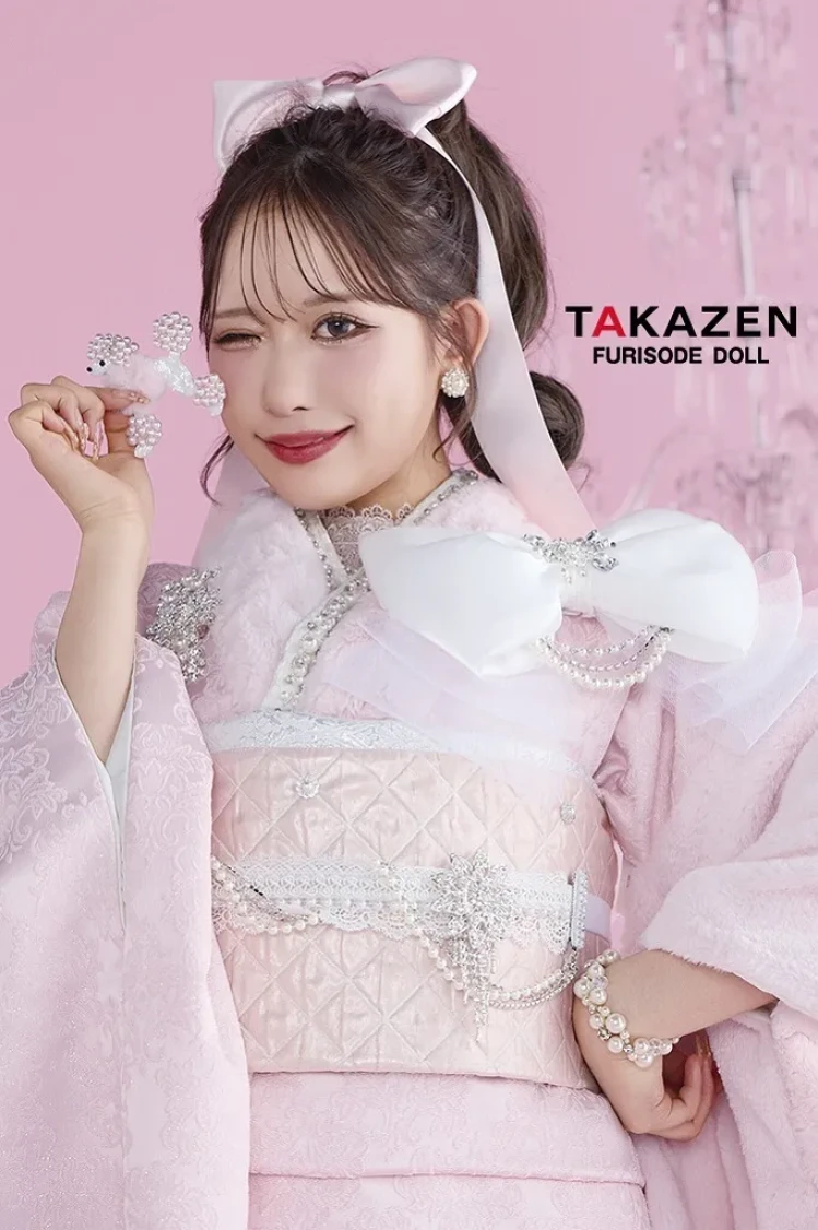 伊藤桃々ちゃんが着こなすピンクの振袖