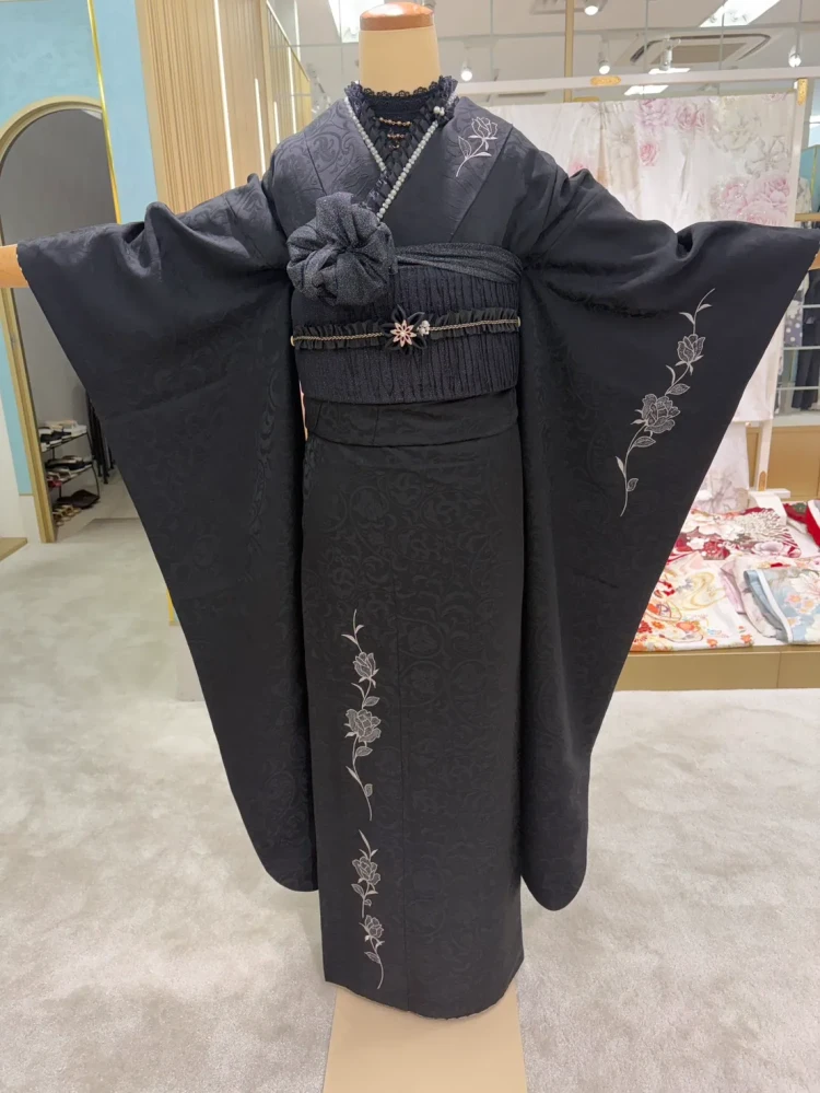 ヴィンテージ黒色のお振袖に新作も可愛い小物を合わせたコーデ