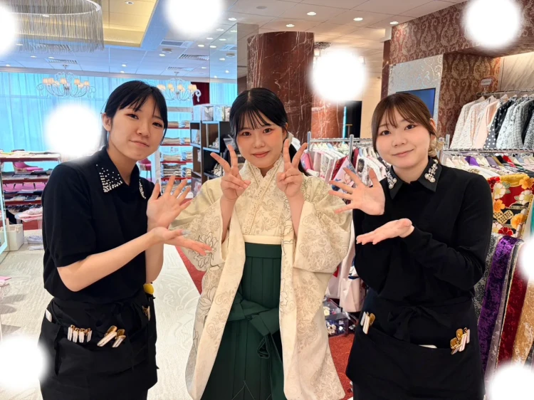 TAKAZEN東京表参道店Flagshipでクリーム色の花柄の小振袖と緑色グラデーションの袴をご契約いただいたお客様の紹介。