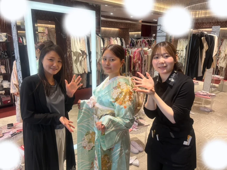 TAKAZEN東京表参道店Flagshipでプレミアム古典の水色のお振袖をレンタルでご契約いただいたお嬢様のご紹介。