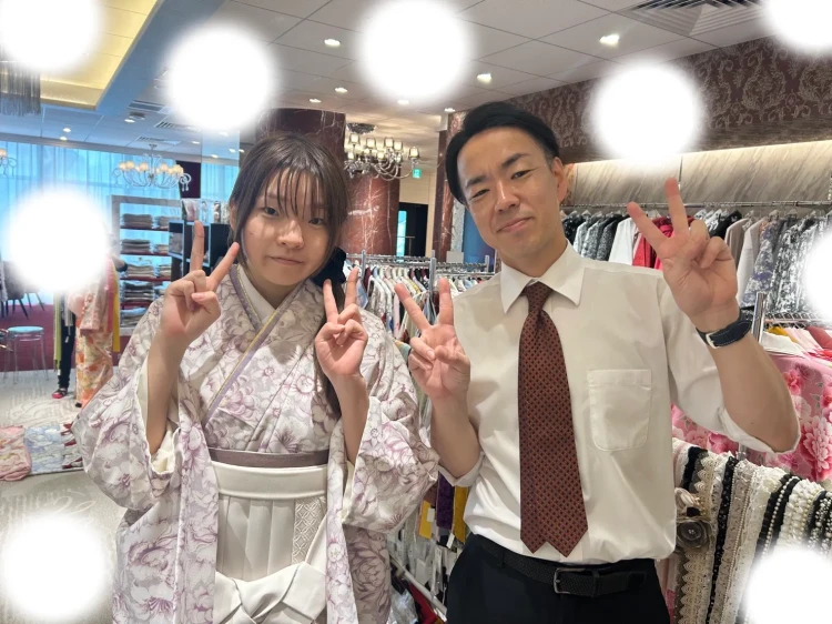 TAKAZEN東京表参道店Flagshipで、紫色のくすみカラー柄の袴をご契約いただいたお客様の紹介。