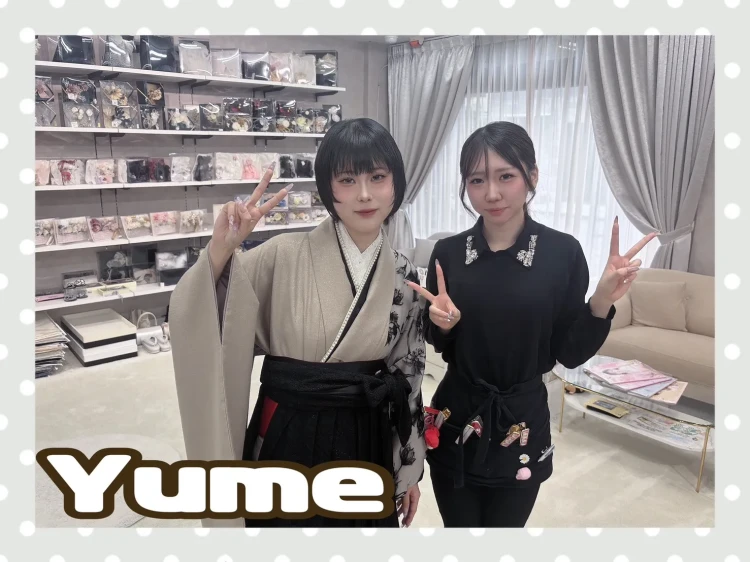 TAKAZEN奈良店でヴィンテージスタイルの袴のコーディネートを試着されるお客様の様子