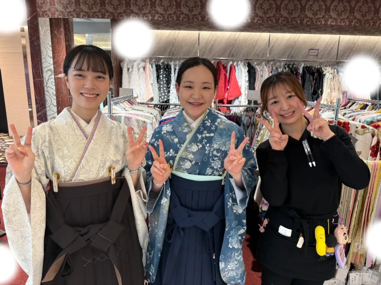 TAKAZEN東京表参道店Flagshipで友人同士で青の袴コーデとアイボリーの袴コーデをご契約いただいたお客様のご紹介