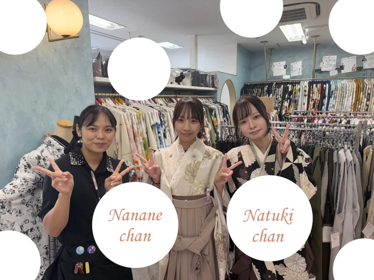 TAKAZEＮ心斎橋店に友人同士で契約しに来られた2027年卒業姫ちゃんの写真。くすみカラーの小振袖と黒のブランド小振袖がそれぞれにとってもお似合いです。