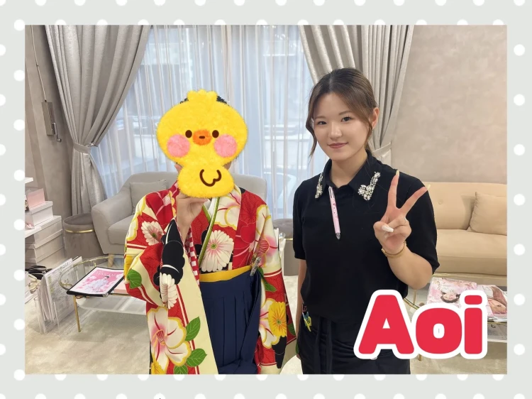 TAKAZEN奈良店で大柄の小振袖にブルーの袴を合わせた卒業式袴のコーディーネートをご契約されたお客様の写真