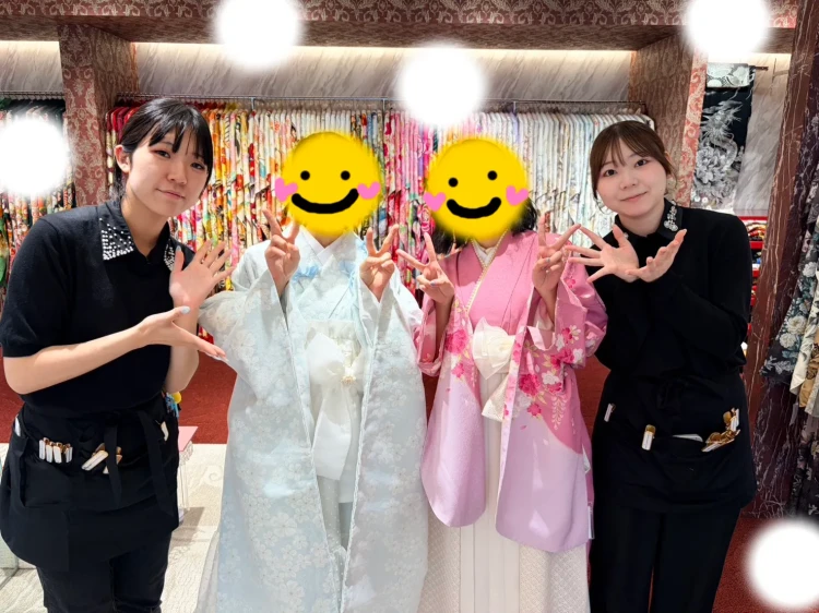 TAKAZEN東京表参道店Flagshで水色のドレス袴コーデと白色の袴をご契約いただいたお客様の紹介。