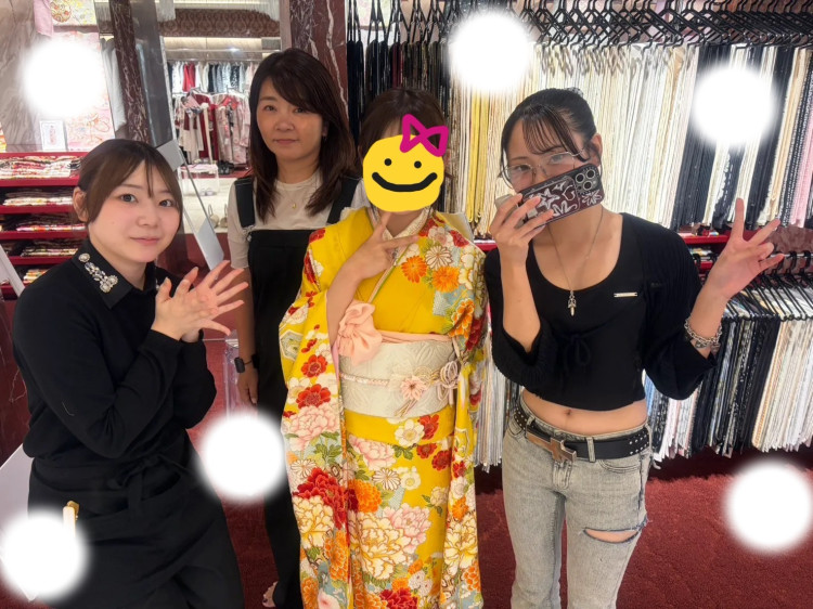 TAKAZEN東京表参道店Flagshipでの黄色の古典柄の振袖をご契約いただいたお客様の紹介。