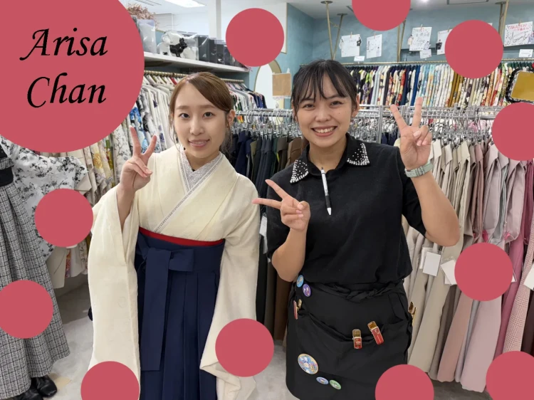 TAKAZEN心斎橋店に来店した2027年卒業姫ちゃんとスタッフの記念写真。店内で笑顔でピースをする様子