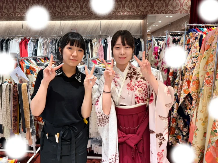 TAKAZEN東京表参道店Flagshipでちいぽぽのピンク色の小振袖とえんじ色の刺繍袴をご契約いただいたお客様の紹介。
