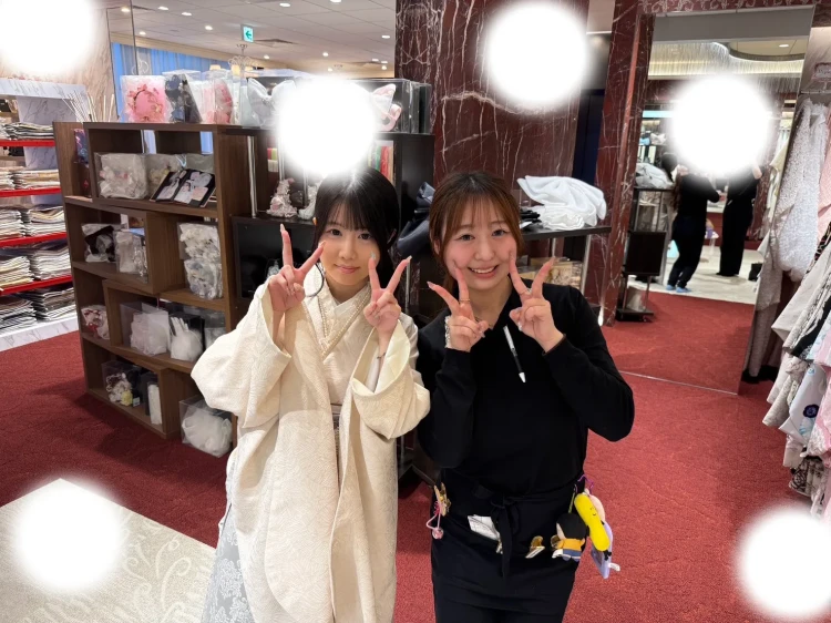 TAKAZEN東京表参道店Flagshipで淡い小振袖にベロア生地の袴を合わせたコーデをご契約いただいたお客様のご紹介。