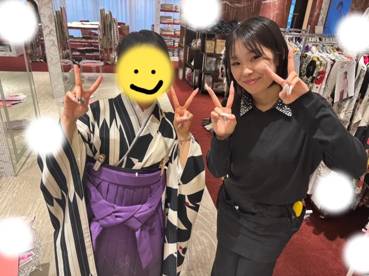 TAKAZEN東京表参道店Flagshipで白黒の古典の袴をご試着頂いたお嬢様のご紹介。