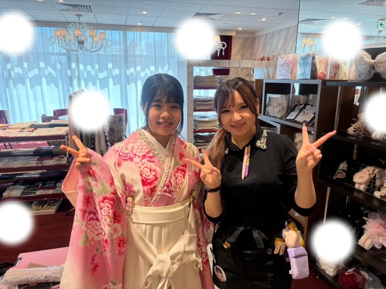 TAKAZEN東京表参道店Flagshipでピンク色のキュートガーリーな袴を2027年卒業式レンタルでご契約いただいたお客様の紹介。