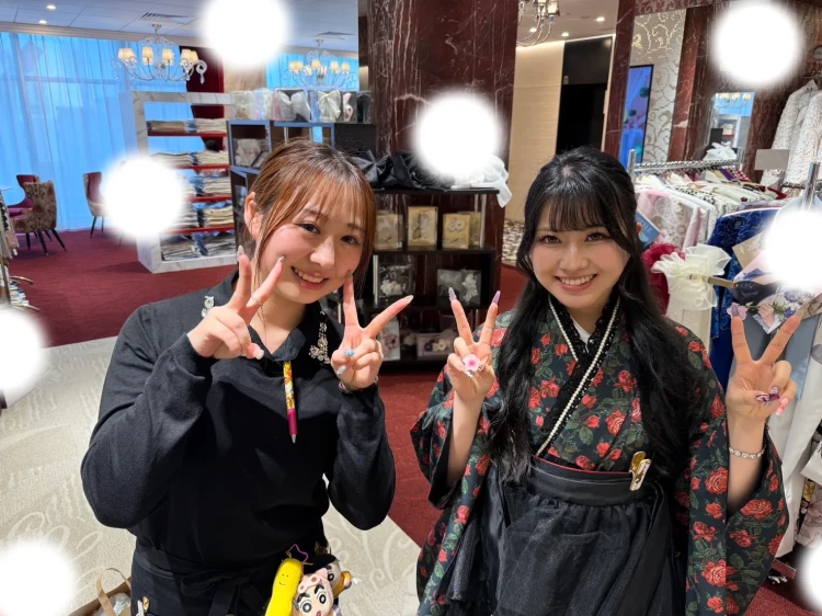 TAKAZEN東京表参道店Flagshipでヘップバーンシリーズのバラ柄のドレス袴コーデをご契約いただいたお客様の紹介。