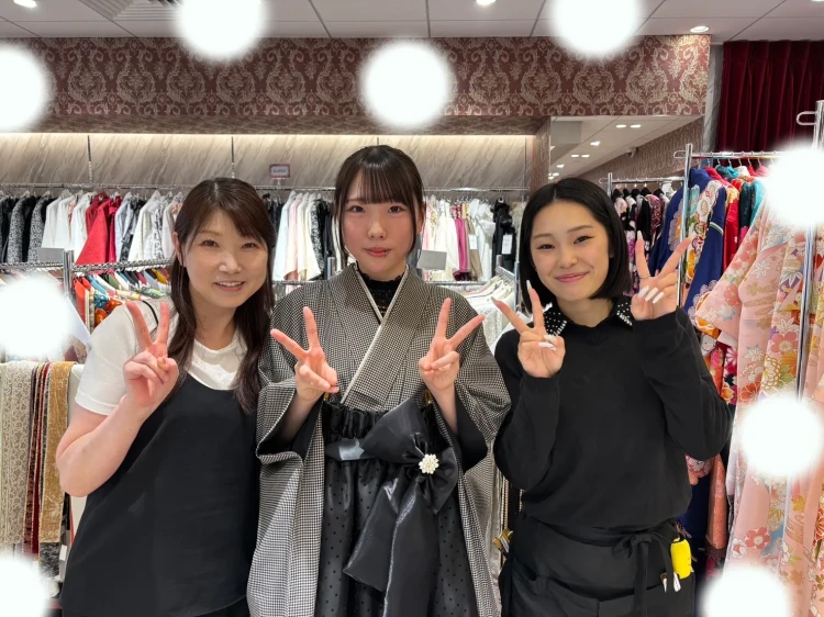 TAKAZEN東京表参道店Flagshipで千鳥の振袖と黒色ドットのドレス袴をご契約いただいたお客様の紹介。