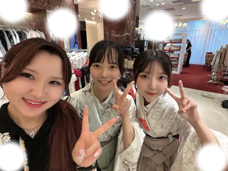 TAKAZEN東京表参道店Flagshipで二人でくすみカラーの袴コーデを卒業式レンタルでご契約いただいたお客様の紹介。