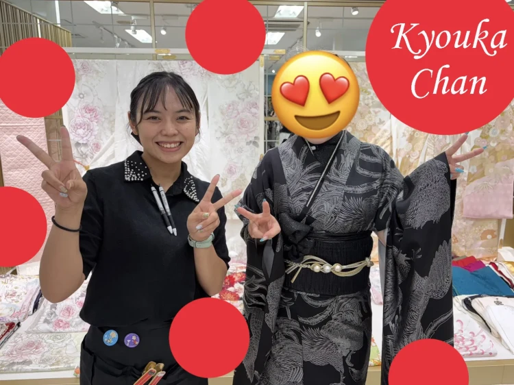 TAKAZEN心斎橋店で2027年の成人式に向けて振袖をレンタル市に来店したお客様のコーデ写真。ヴィンテージスタイルの振袖に黒の小物を合わせた統一感のあるコーデになりました。
