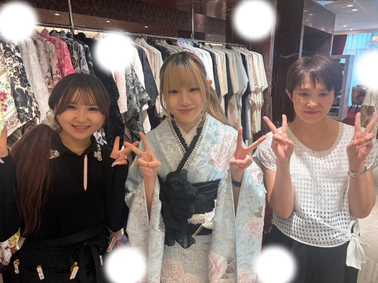 TAKAZEN東京表参道店Flagshipで水色のローズのお振袖でフォトプランをご契約いただいたお嬢様のご紹介。