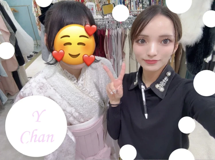 ピンクと白のキュートの小振袖にピンクのくすみカラーの袴でご契約して頂いたお客様のお写真