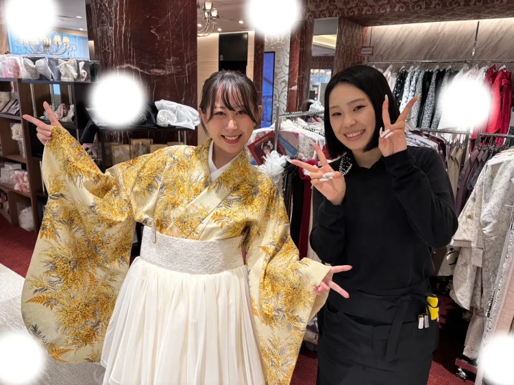 TAKAZEN東京表参道店Flagshipで黄色のミモザの小振袖と白色のコルセットドレス袴をご契約いただいたお客様の紹介。桜色のかわいいお振袖