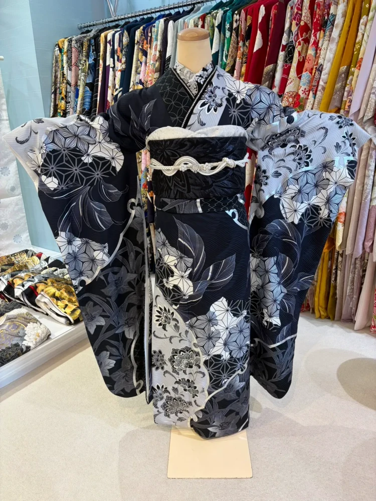TAKAZEN堺店で展示している振袖