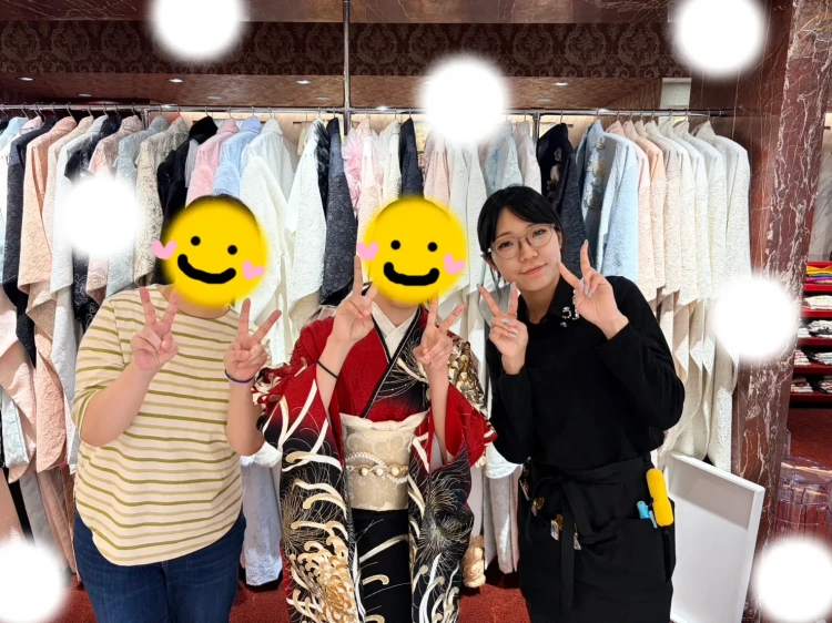 TAKAZEN東京表参道店Flagshipで赤と黒のい粋古典のお振袖でフォトプランをご契約いただいたお客様の紹介。桜色のかわいいお振袖