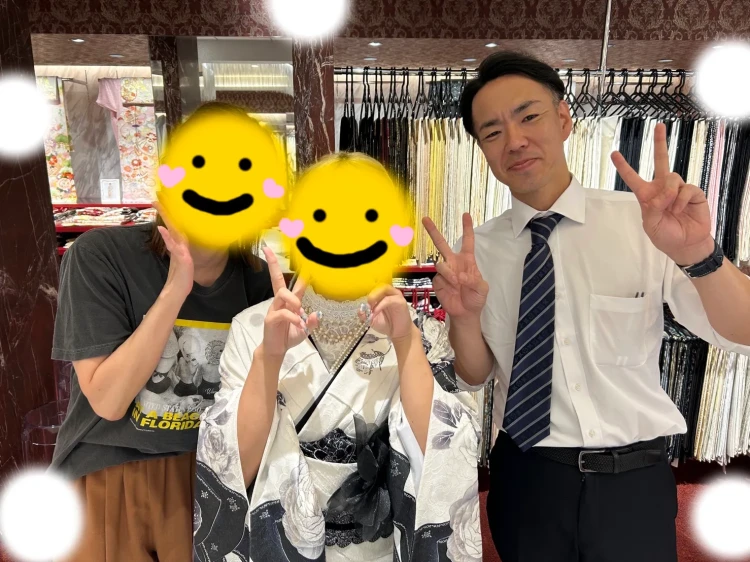 TAKAZEN東京表参道店Flagshipでコスメカラーのモノクロのドットの振袖をご契約いただいたお客様の紹介。