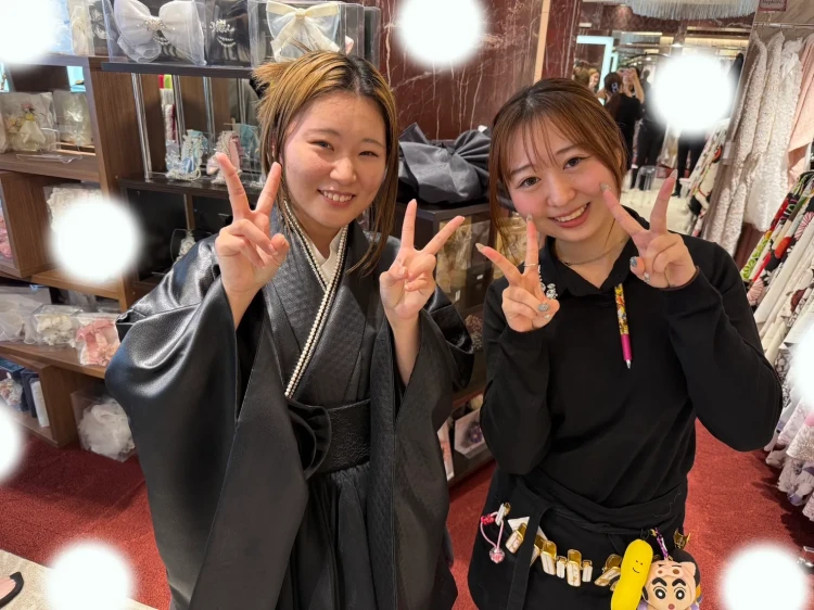 TAKAZEN東京表参道店Flagshipで黒色のレザーの小振袖と黒色のドレス袴をご契約いただいたお客様の紹介。