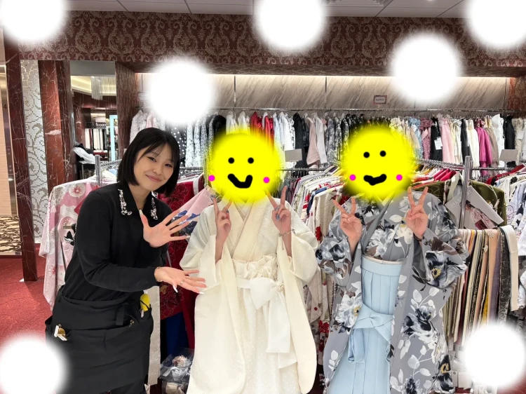 TAKAZEN東京表参道店Flagshipで白ドレス袴と水色の古典柄袴コーデで卒業式レンタルでご契約いただいたお客様のご紹介。