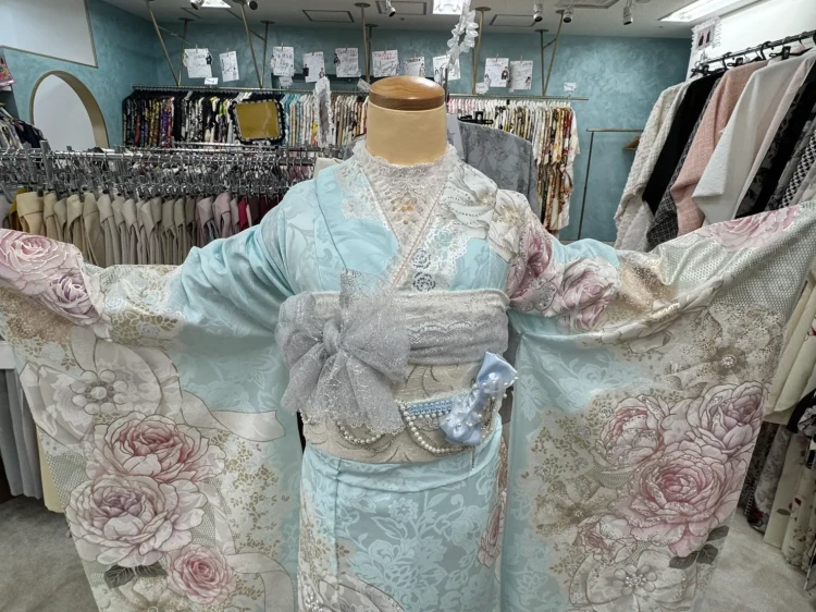 淡い水色の振袖に白とくすみピンクの花柄を合わせた上品で可愛らしい振袖コーディネート