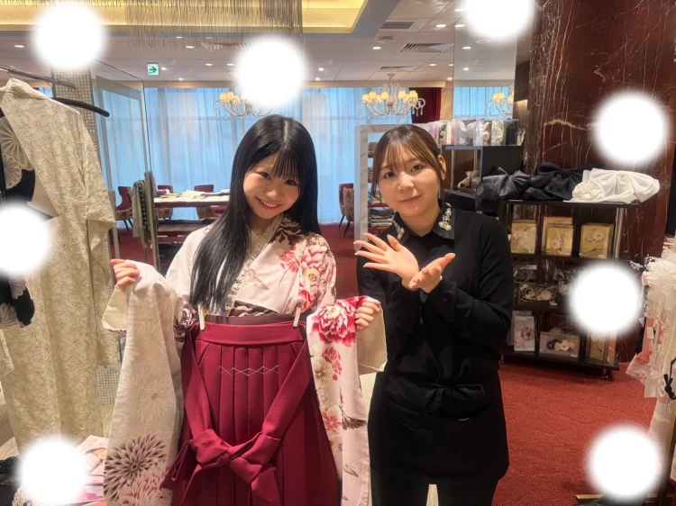 TAKAZEN東京表参道店Flagshipでちいぽぽのピンク色のｌ小振袖とえんじ色の刺繍袴ロ柄を卒業式袴レンタルでご契約いただいたお客様の紹介。