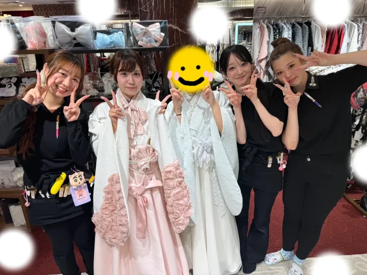 TAKAZEN東京表参道店Flagshipでヘップバーンシリーズのピンクローズのドレス袴コーデと水色のドレス袴コーデをご契約いただいたお客様の紹介。