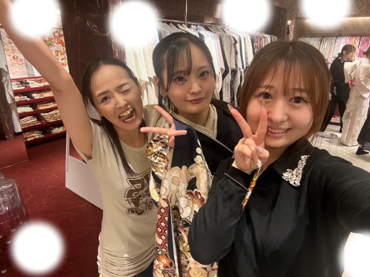 TAKAZEN東京表参道店Flagshipで紺色の古典柄のお振袖をレンタルにご契約いただいたお客様の紹介。