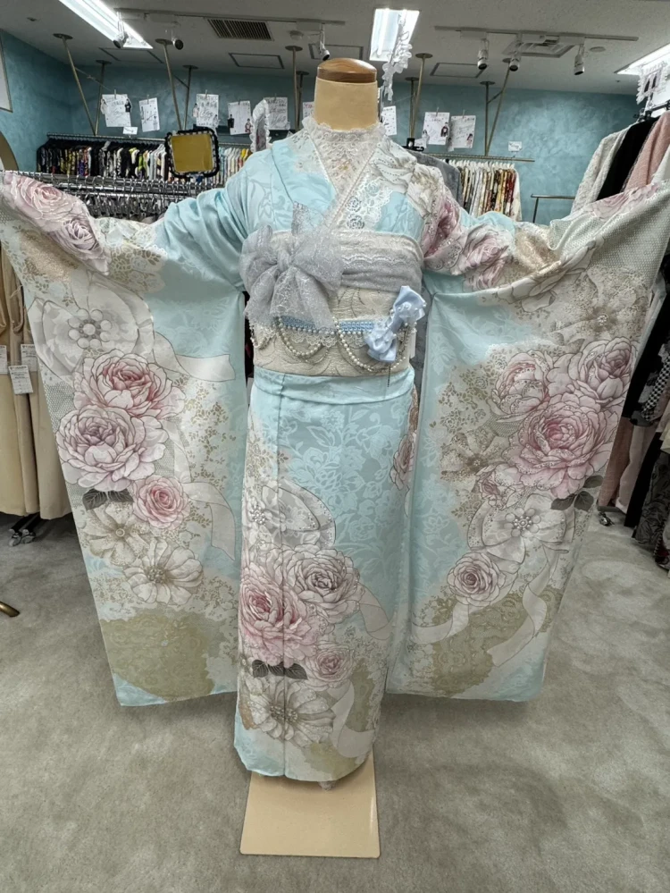 淡い水色の振袖に白とくすみピンクの花柄を合わせた上品で可愛らしい振袖コーディネート