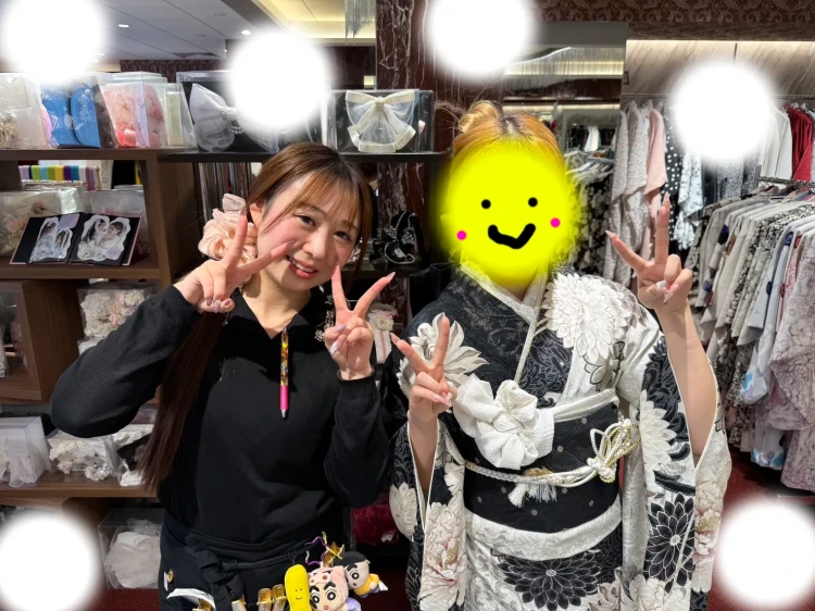 TAKAZEN東京表参道店Flagshipでメーカーブランドの黒色のお振袖をレンタルでご契約いただいたお嬢様のご紹介。