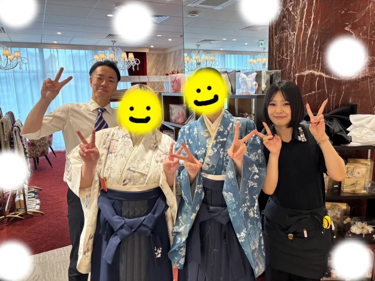 TAKAZEN東京表参道店Flagshipでジルスチュアートの新作の青い袴とヘザーのクリーム色の袴をご契約いただいたお嬢さまのご紹介。