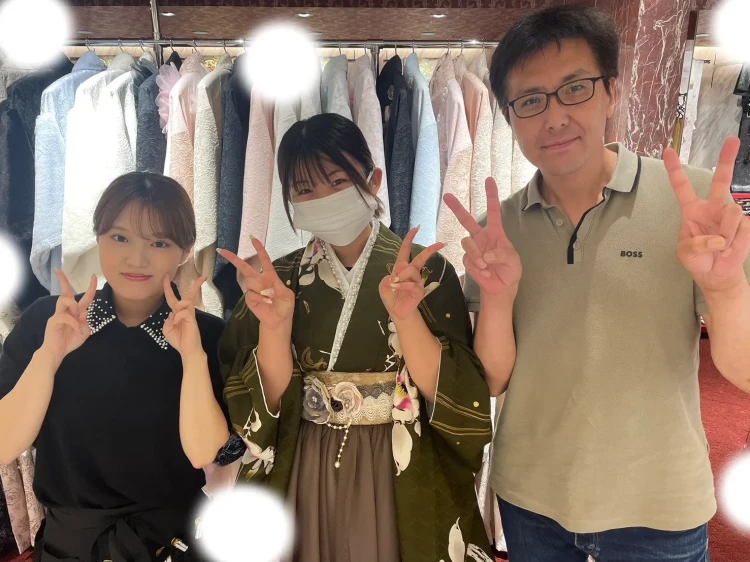 TAKAZEN東京表参道店Flagshipで緑色のレトロ古典のお振袖に茶色のドレス袴を合わせたコーデをご契約いただいたお客様のご紹介。