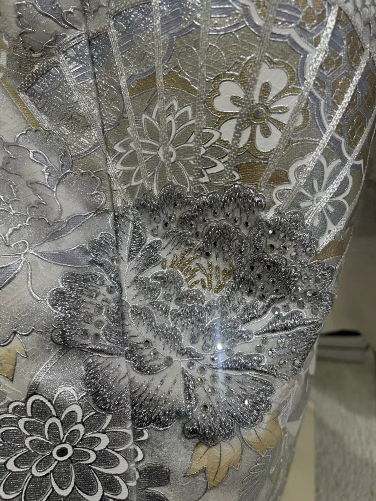 関芳最高級金彩刺繍友禅白シルバー振袖
