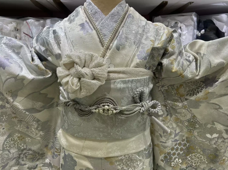 関芳最高級金彩刺繍友禅白シルバー振袖