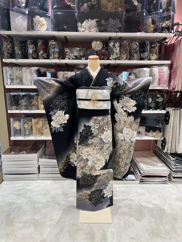 TAKAZEN姫路店渋くてかっこいいジャパンモードの孔雀柄振袖